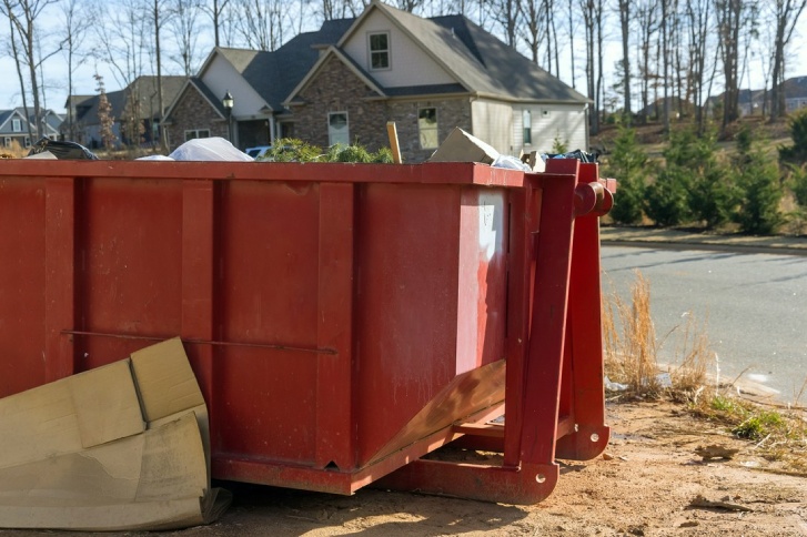 czerwony kontener na odpady po remoncie