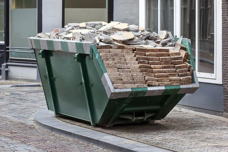 kontener z gruzem i cegłami