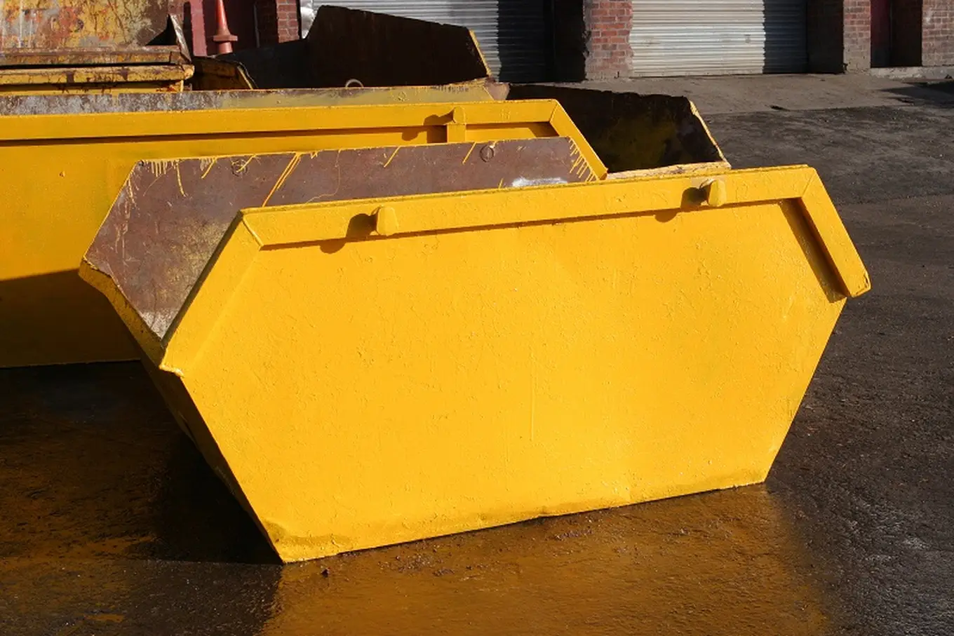 zółte kontenery budowlane